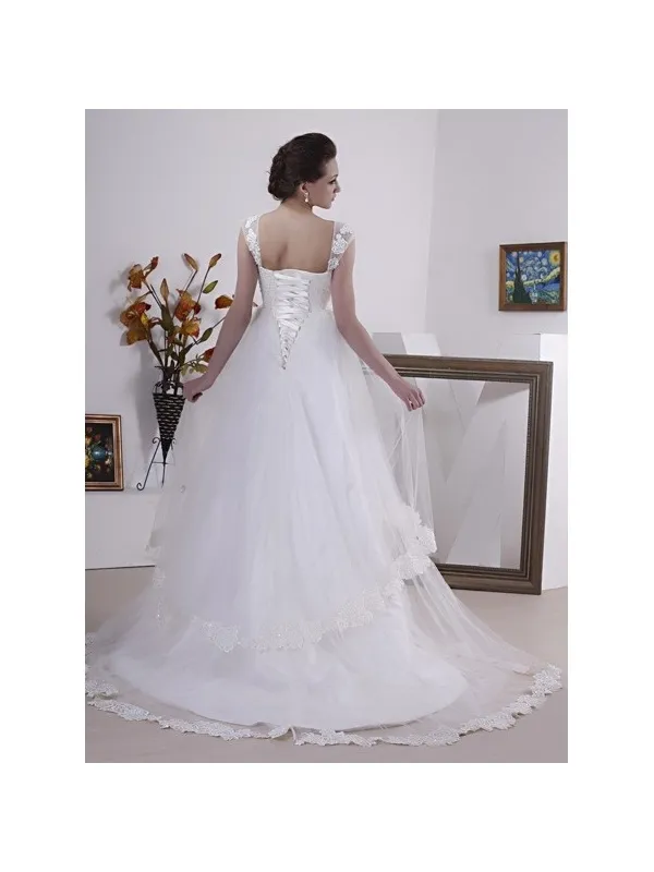 Abito da sposa a vita alta con corpetto a cuore e gonna in tulle